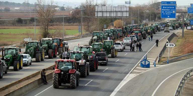 Més de 120 tractors del Solsonès participen en el tall de la C-16 i la C-25 a Sallent