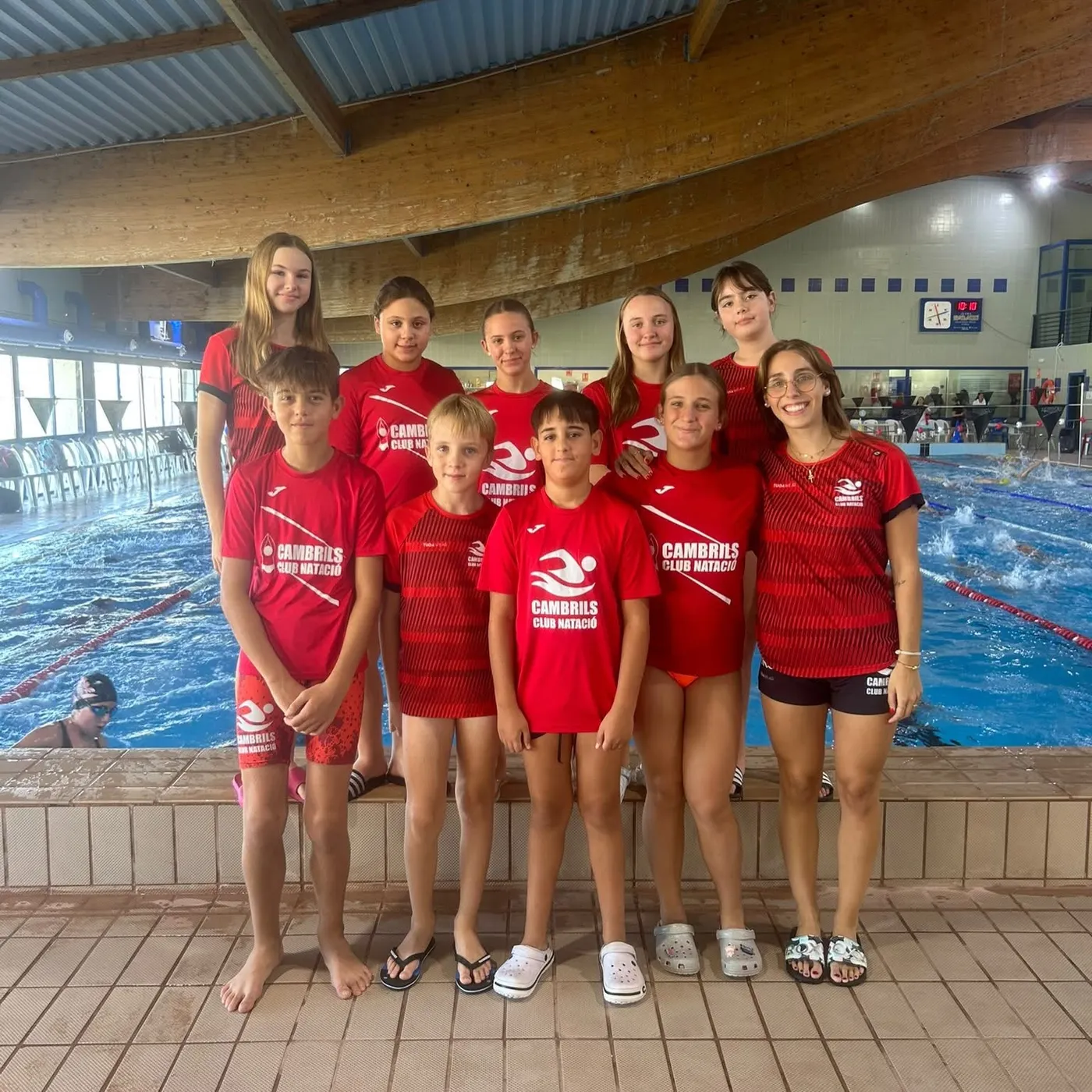Tret de sortida de les lligues aleví i infantil per als nedadors del Cambrils Club Natació