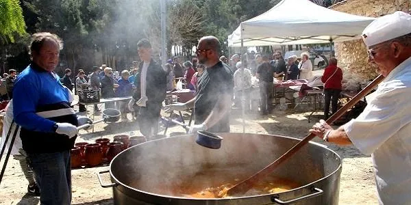 La 38a Festa de l’Olla d’Altafulla serveix prop de 200 racions al parc del Comunidor