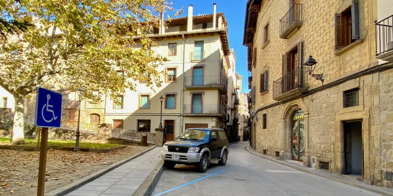 L'Ajuntament de Solsona torna a treure a concurs la urbanització del tram del carrer de Llobera que toca a la plaça de Sant Pere per fer-lo més accessible