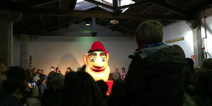 Desenes de nens i nenes s’han apropat aquest matí a la Sala Polivalent del Calisay per despertar el Tió