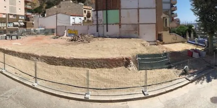 Tornen les obres al terreny de l'antiga caserna de la Guà rdia Civil