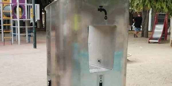 Aigües d'Altafulla instal·la a la plaça dels Vents una font sostenible amb aigua filtrada i refrigerada