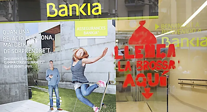 Apareixen pintades a les entitats financeres que diuen: "Llença la brossa aquí"