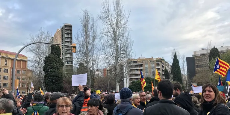 Els vallencs participen d’una tensa manifestació contra la detenció de Puigdemont