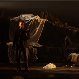 Recomane tenebres, espectacle a partir dels versos de Vicent Andrés Estellés - episode art