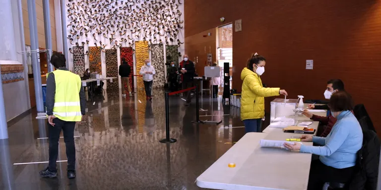 La participació a les eleccions del 14-F és del 22,75% fins a les 13.00 hores , gairebé 12 punts menys que el 2017
