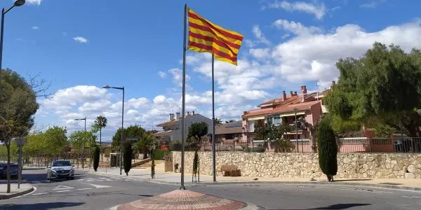 L'estelada deixa d'onejar al carrer Marquès de Tamarit d'Altafulla