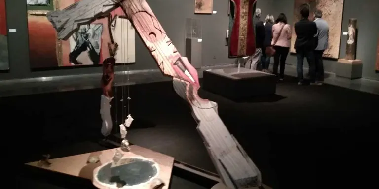 Unes 40 peces de Guinovart i del Museu de Lleida, a l'exposició 'Agramuntophitecus'