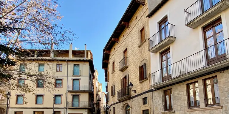 Reobren el carrer de Llobera després de les obres de pacificació i accessibilitat