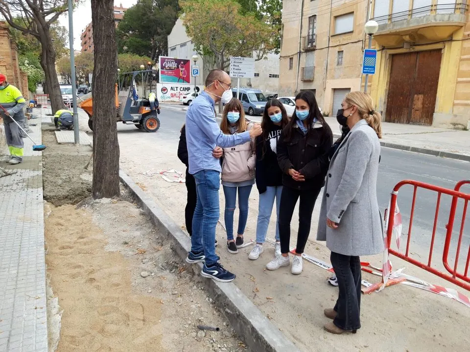 Treballs de reparació en  voreres de l’entrada de la carretera de Tarragona