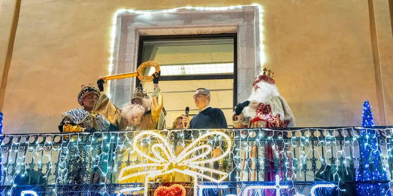 La cavalcada dels Reis Mags d'Orient torna a recórrer els carrers de Constantí