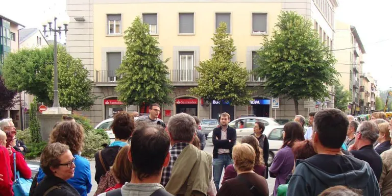 Una seixantena de veïns acomiaden 'Parlem d'Història' amb una ruta per l'Eixample de la Seu