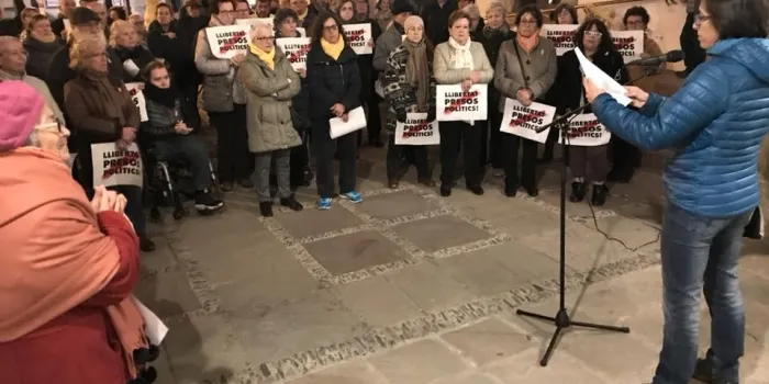 Un centenar de persones es concentren per rebutjar l'escorcoll a Ã’mnium Cultural