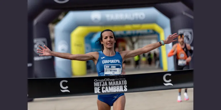 Carles Montllor i Victoria Pradilla s’imposen a la Mitja Marató de Cambrils