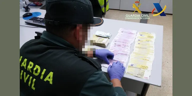 Intervinguts més de 185.000 euros a la duana de la Farga de Moles