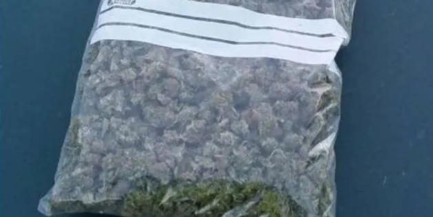 Detingudes dues persones que transportaven 320 grams de marihuana