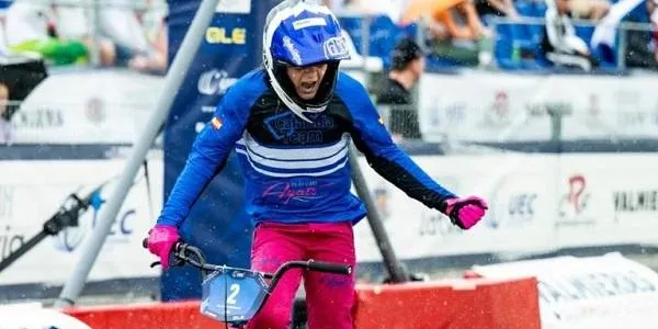 Mia Ayats es penja la medalla de bronze al mundial de BMX