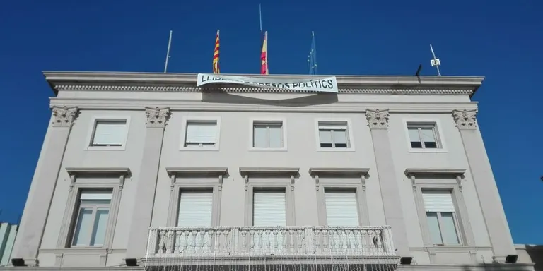 Una sentència obliga l’Ajuntament a posar la bandera espanyola a la façana del consistori