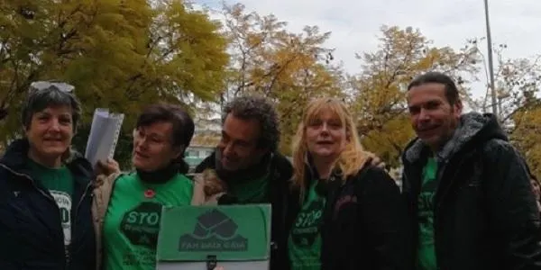 La PAH Baix Gaià es concentra als jutjats del Vendrell per exigir l’aplicació immediata de la Llei d’habitatge i pobresa energètica