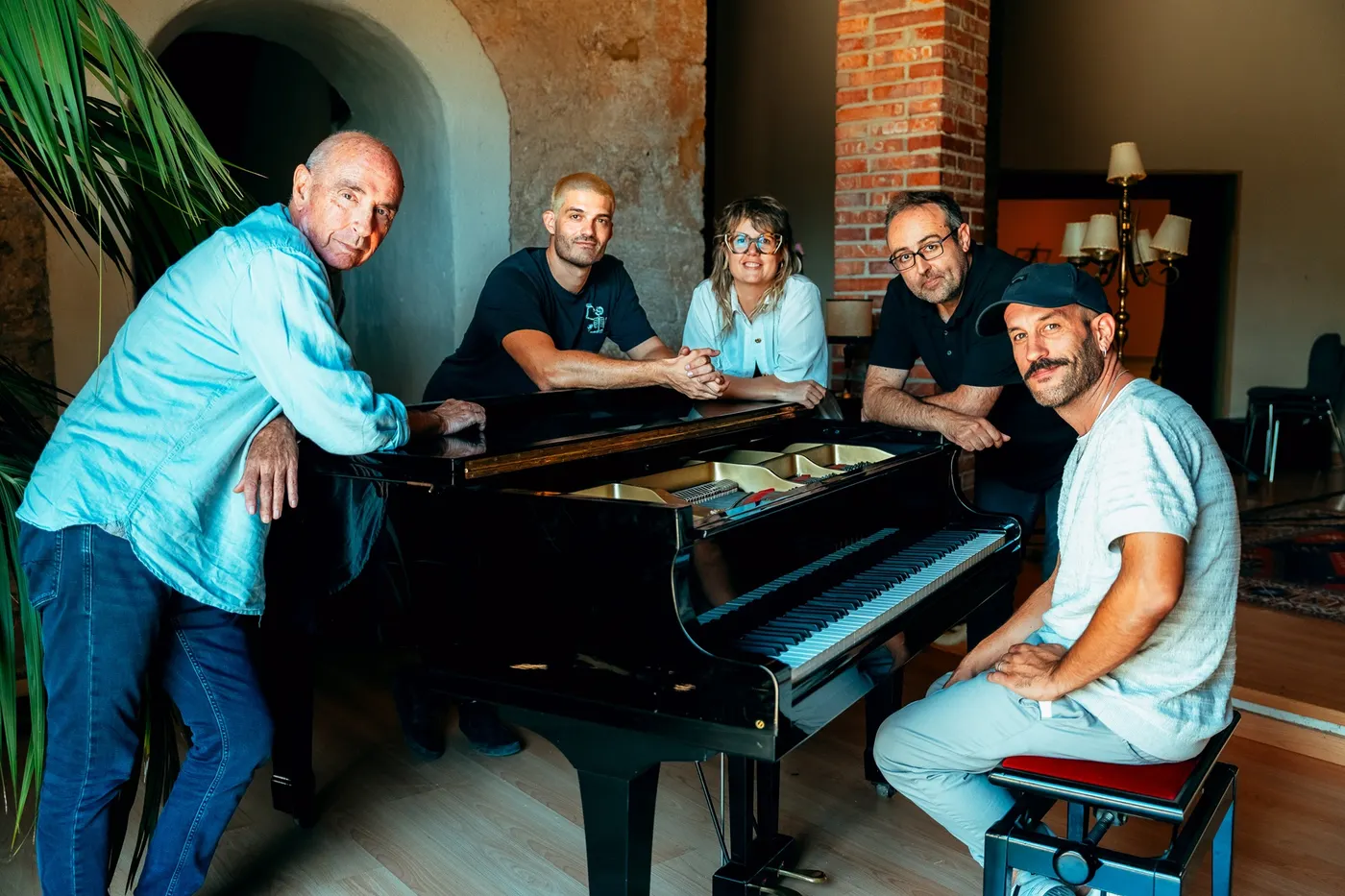 Roger Mas, Els Catarres i Lluís Llach estrenen una versió acústica de 'País estrany' per la Diada