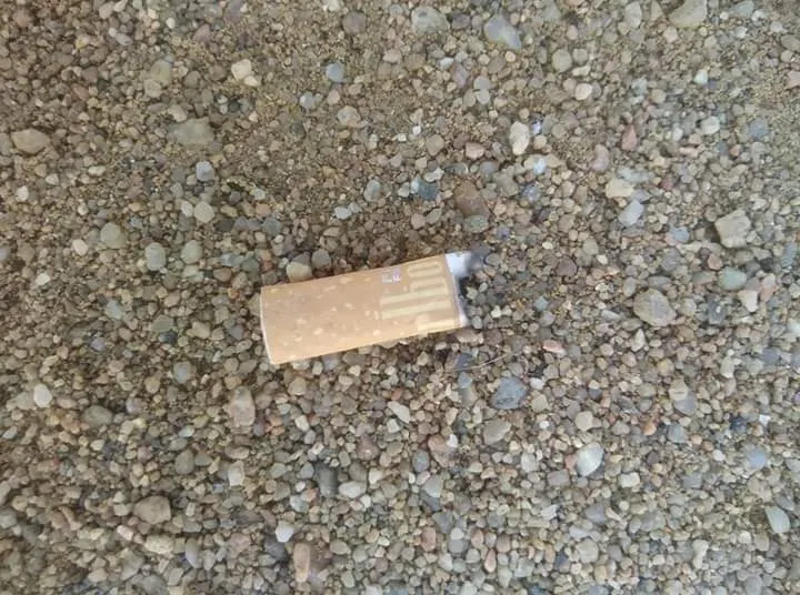 Un grup de persones s'organitza a través de les xarxes socials per a recollir burilles de la platja