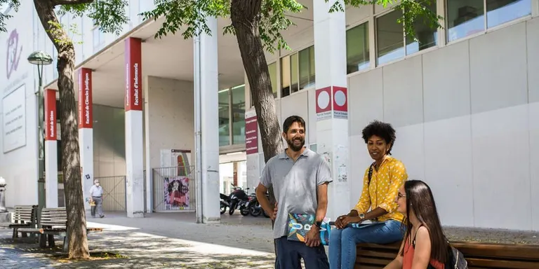 Els estudiants poden optar a un centenar de beques per cursar un màster universitari el curs vinent