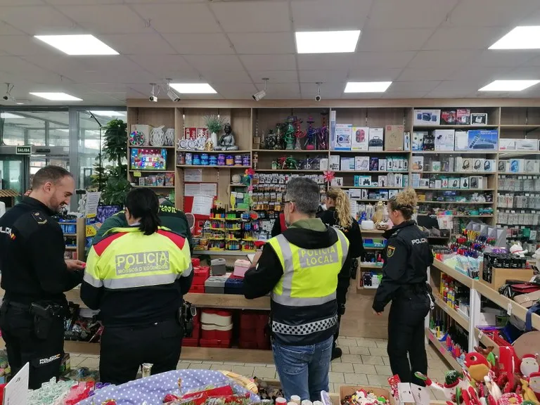 La Policia de Cambrils participa en un dispositiu per retirar joguines que no complien la normativa