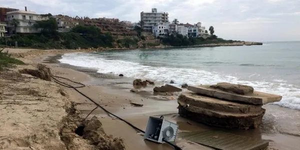 El temporal de mar trenca una canonada d’aigües residuals a l’entorn del Fortí i torna a deixar sense sorra la platja