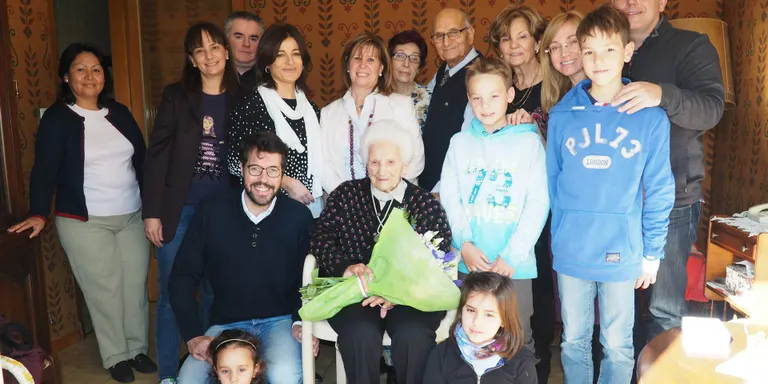 Felicitació de l'Ajuntament de la Seu a Josefa Servat Girató, que fa 100 anys