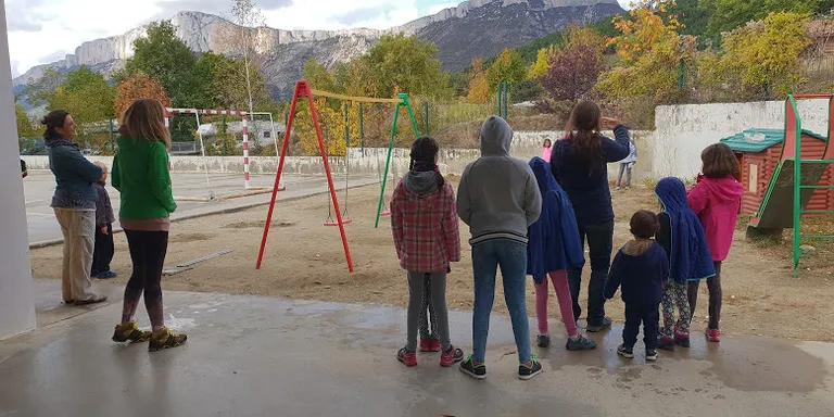 L'AMPA de l'Escola Vall de Boí compleix l'anunci de no portar-hi els fills