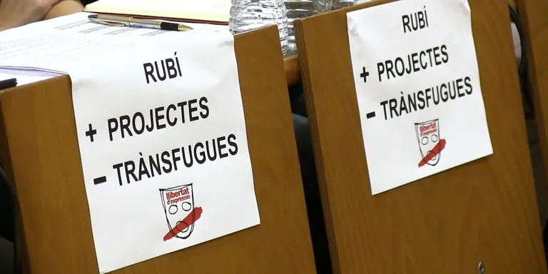 El darrer ple de l'any evidencia la divisió en dos blocs