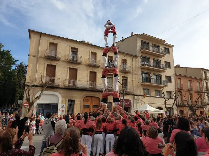 La Colla Vella alça cinc castells de 7 a Falset