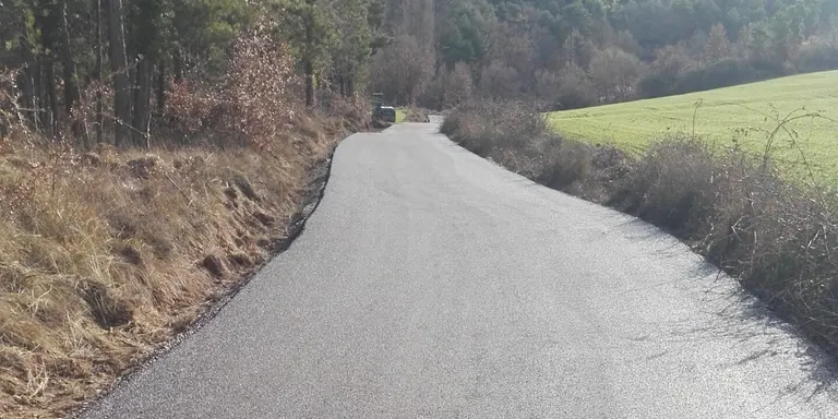 L'Ajuntament de Pinell enquitrana un nou tram de la carretera de Sant Climenç a Sanaüja passant per Sallent
