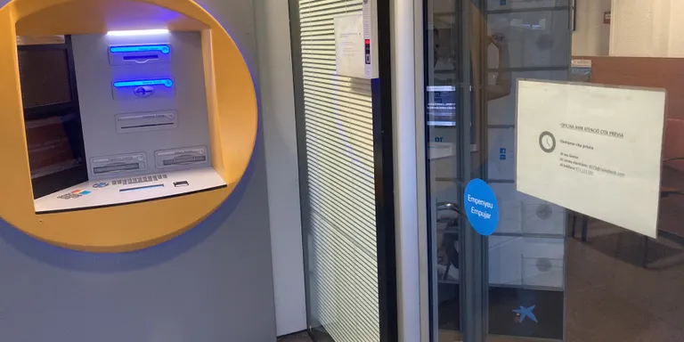 Associacions d'usuaris de banca exigeixen que les entitats financeres garanteixin l'atenció presencial en àrees rurals