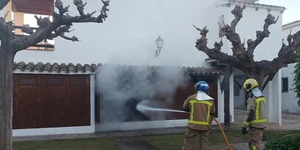 Ensurt per un incendi a la urbanització Port Romà de Creixell