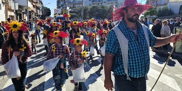 El bon temps deixa fer el Carnaval de Pineda i l'escudellada, però s'ajorna el Carnaval Infantil de Poblenou