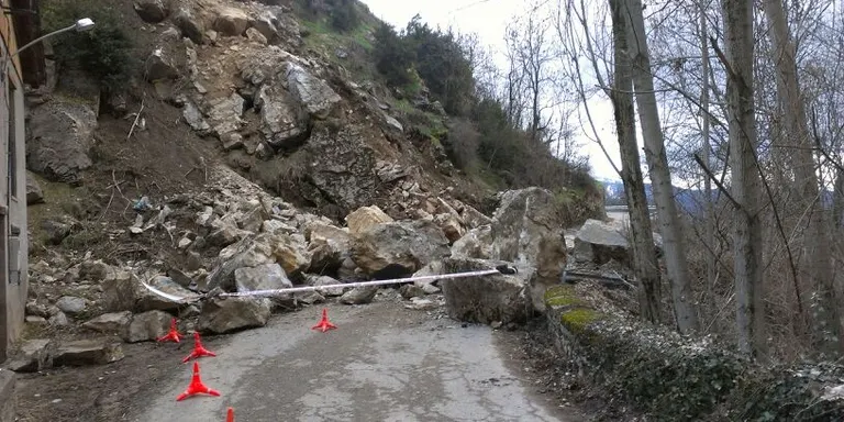 Una esllavissada talla l'accés a Bescaran