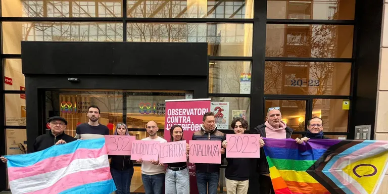 Denuncien una agressió en grup a una dona transsexual al barri del Poble-sec de Barcelona