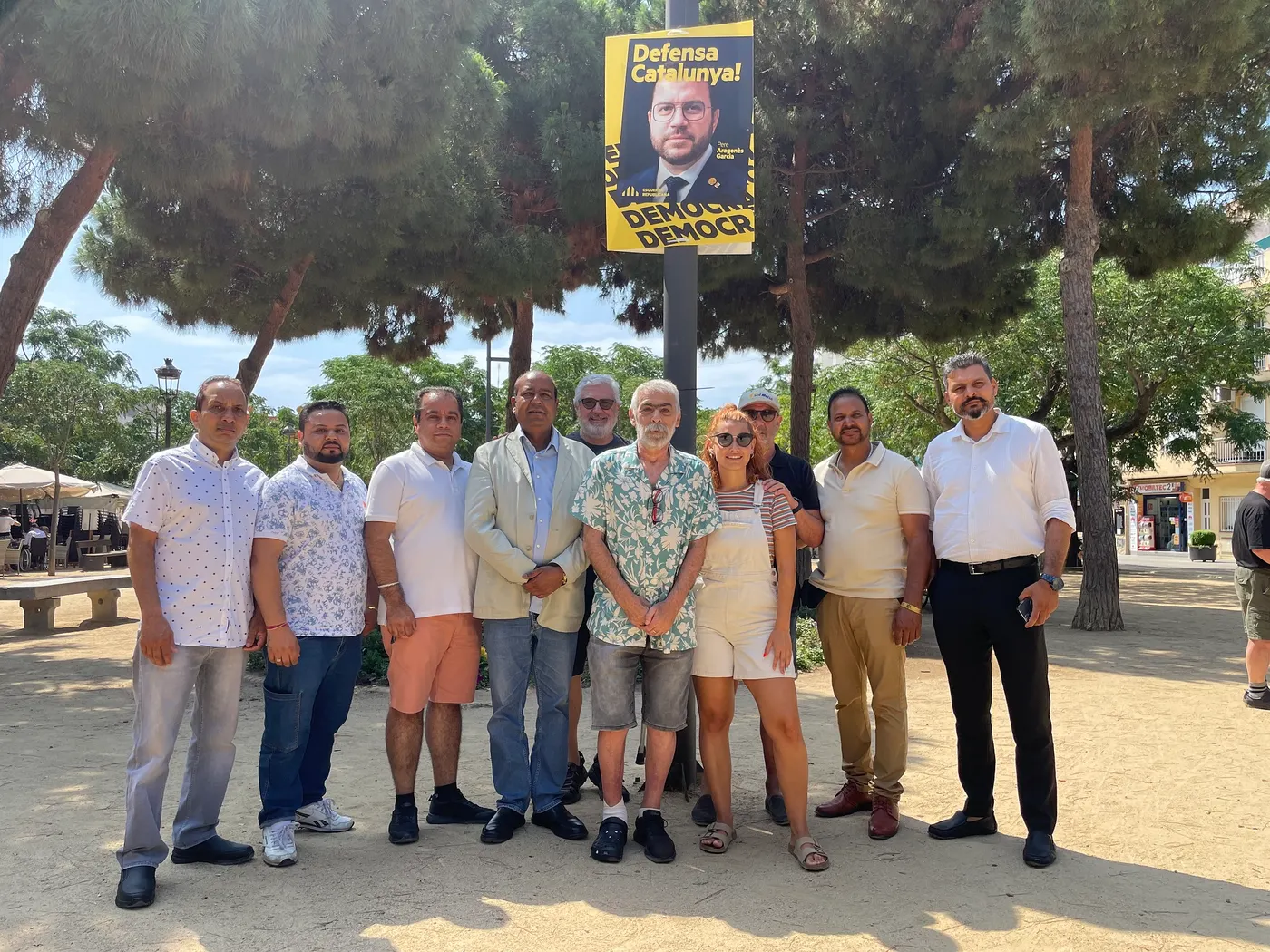 El senador i candidat Robert Masih Nahar (ERC) participa en una trobada amb diversos comerciants de Pineda