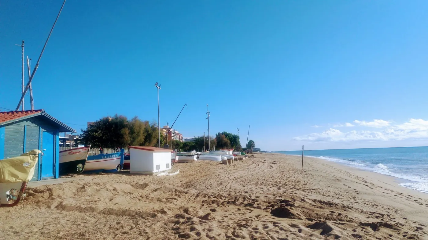 El temporal de garbí del cap de setmana ha portat sorra a la platja de Pineda