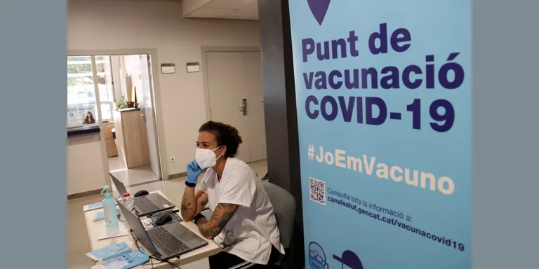 Els contagiats de covid menors de 65 anys podran rebre la dosi de reforç al cap d'un mes d'infectar-se