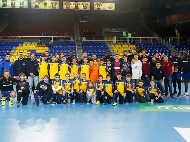 La visita d'Els Maristes al Palau Blaugrana i el contacte amb el primer equip del Barça / Foto: EMR