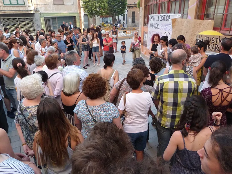 Uns 150 rubinencs es manifesten contra la posada en llibertat de La Manada