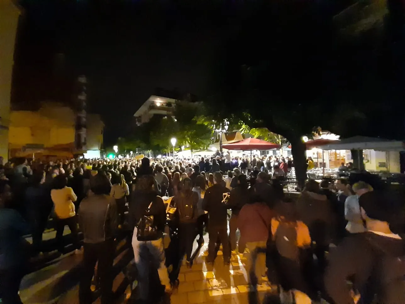 Centenars de persones desborden la Plaça de l'Àngel per demanar l'alliberament de Xènia Garcia Riera