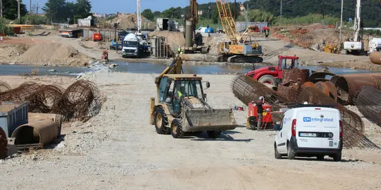 El nou pont del tren sobre la Tordera estarà a punt al novembre