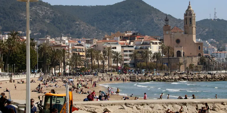 El govern espanyol estableix l'obligatorietat de dur mascareta encara que es mantinguin distàncies, també a la platja