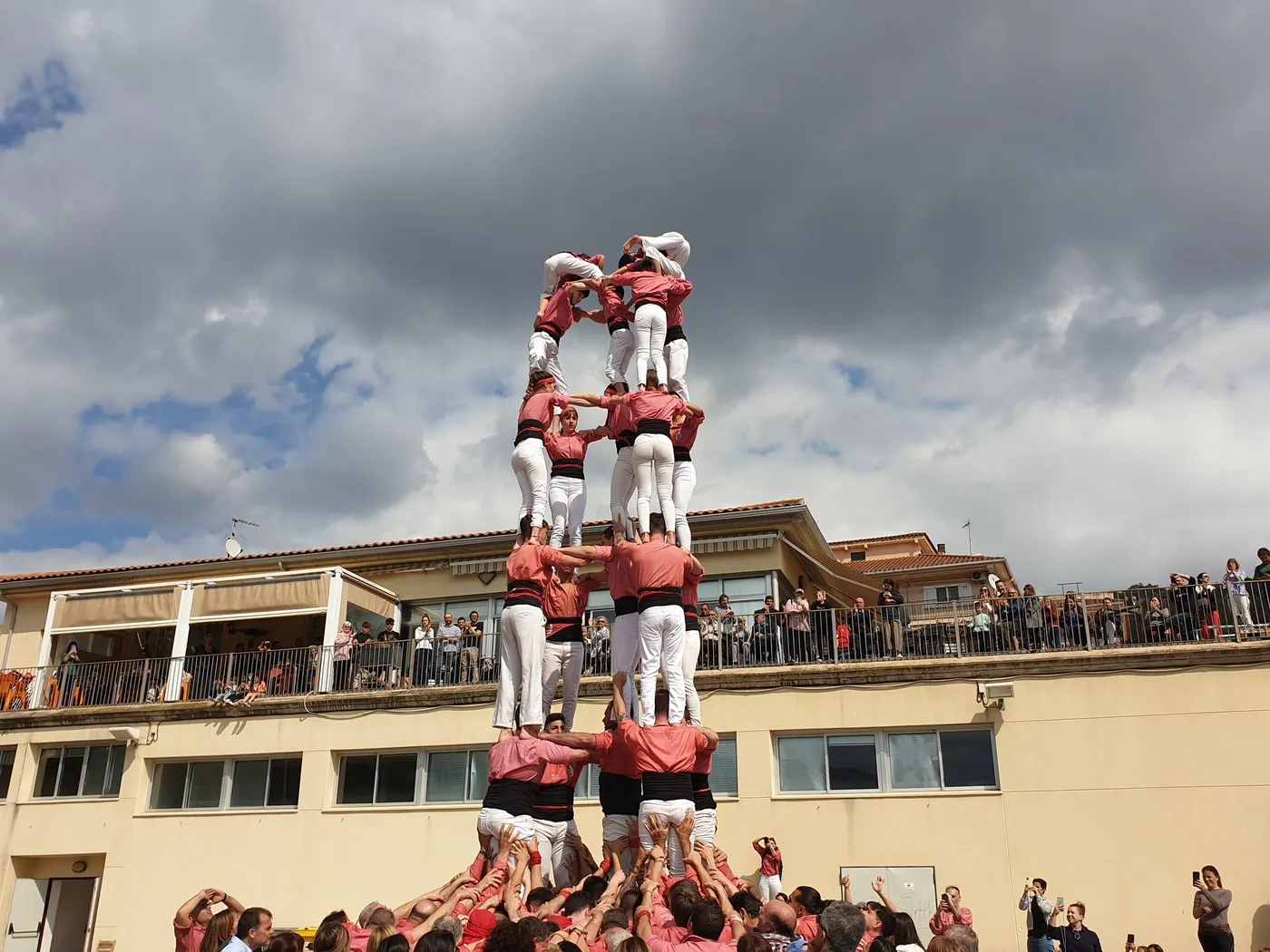 Primera sortida rosada de l’any amb castells de 7