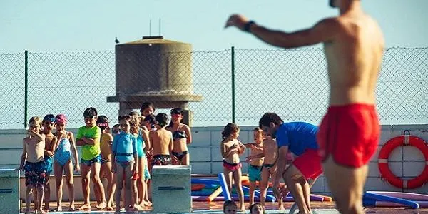 Obertes les preinscripcions per als cursets de natació a la Piscina Municipal