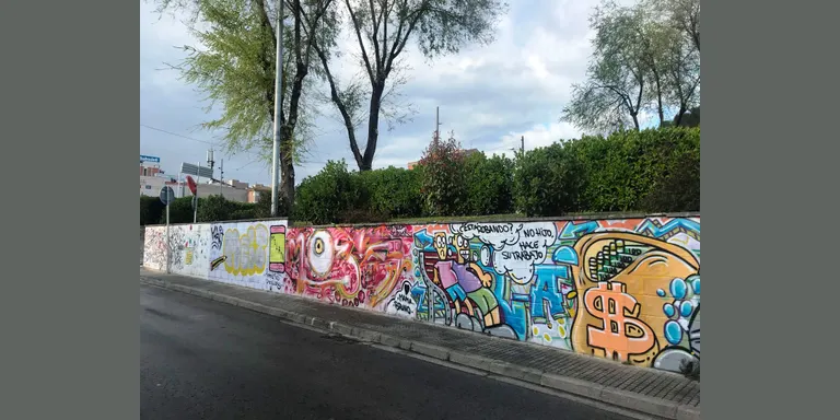 Demà divendres el mur del carrer Sant Pau que limita amb el parc de l’Estació tindrà nova decoració